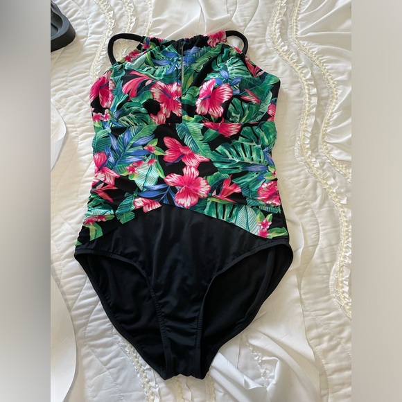 Bal Harbor Woman’s One Piece Swimsuit Size 16 - Picture 3 of 7